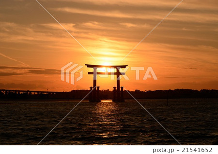 静岡県浜松市弁天島の鳥居と夕日の写真素材