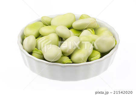 Broad beans in a ceramic pot 21542020