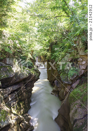台風一過で増水している秋保大滝の下流に位置する秋保温泉入り口徒歩1分の磊々峡らいらい峡。豊富な水流 21542912