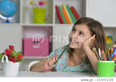 Little girl drawing at home Little girl drawing at home 21547219