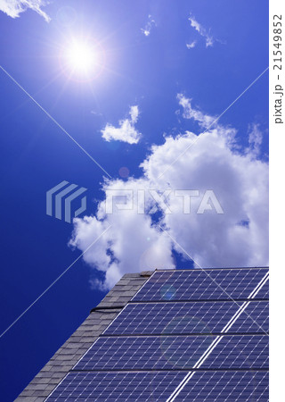 晴天の直射日光を浴びる太陽光パネル発電システム屋根設置と青空白い雲ECOエネルギー電力自由化イメージ 21549852