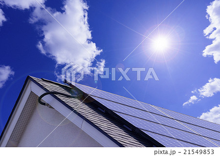 晴天の直射日光を浴びる太陽光パネル発電システム屋根設置と青空白い雲ECOエネルギー電力自由化イメージ 晴天の直射日光を浴びる太陽光パネル発電システム屋根設置と青空白い雲ECOエネルギー電力自由化イメージ 21549853
