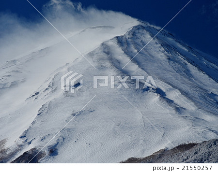 雪煙舞う山肌 21550257