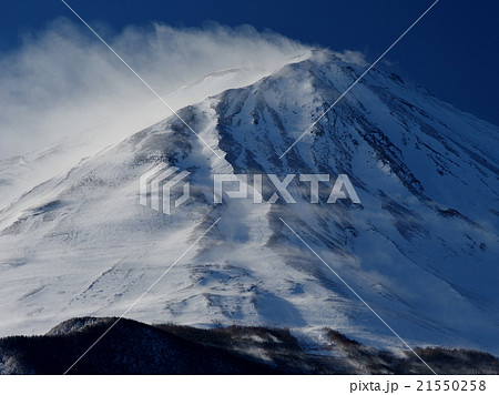 雪煙舞う山肌 21550258