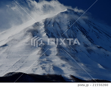 雪煙舞う山肌 21550260