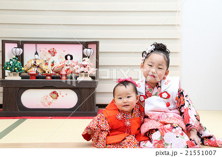 ひな人形と女の子 21551007