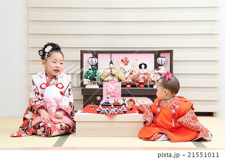 ひな人形と女の子 21551011