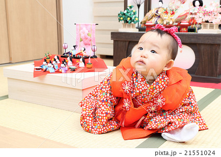 ひな人形と女の子 21551024