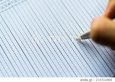 表に鉛筆で書き込むところ 21551060