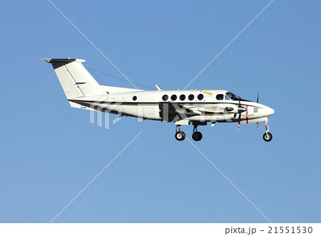 快晴の青空を背景に飛行する米海軍のUC-12Fヒューロン輸送機 21551530