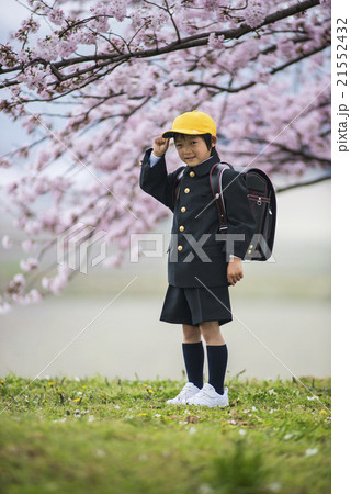 小学一年生の男の子 入学の春 perming 写真素材 小学一年生の男の子 入学の春 perming 写真素材 21552432