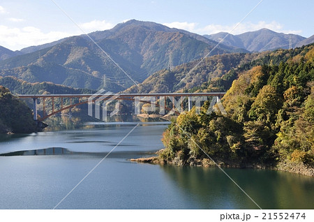 紅葉の宮ヶ瀬湖と丹沢山地 紅葉の宮ヶ瀬湖と丹沢山地 21552474