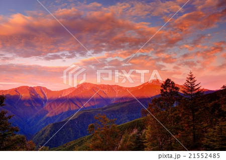 杖立峠付近から見る朝焼けの白峰三山 杖立峠付近から見る朝焼けの白峰三山 21552485