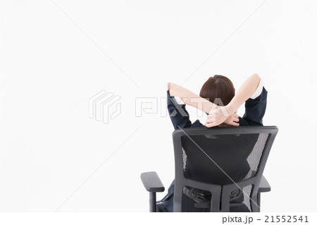 背伸びする女性 21552541