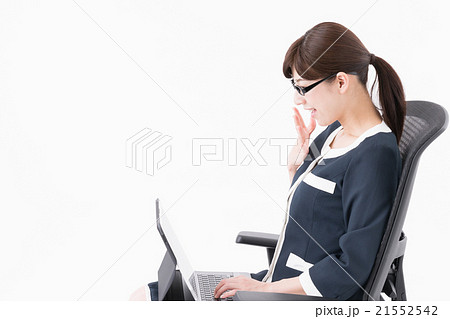 膝にタブレットを乗せ仕事する女性 21552542