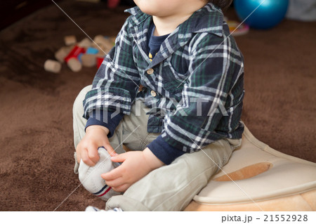 テレビを見る幼児 21552928
