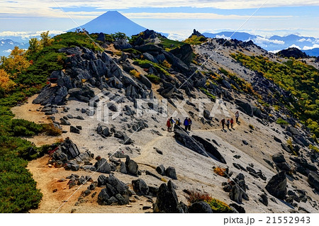 南アルプス 鳳凰山薬師岳の稜線を行く登山者と富士山の写真素材