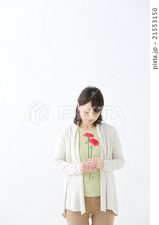 花を持つミドル女性 花を持つミドル女性 21553150