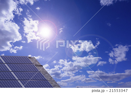 晴天の直射日光を浴びる太陽光パネル発電屋根設置と青空白い雲フレアECOエネルギー電力自由化イメージ 21553347