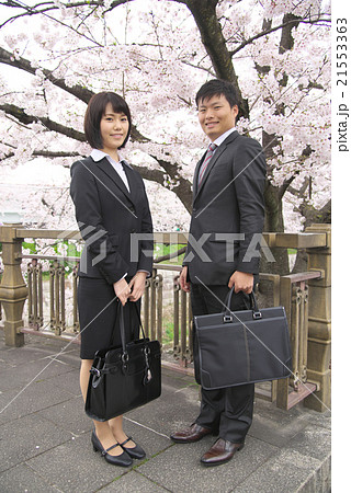 満開の桜とフレッシュな会社員 21553363