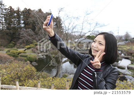 写メールを撮る若い女性 21553579