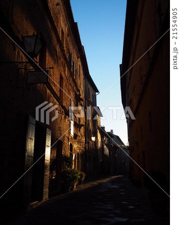 ピエンツァ　街に差し込む朝日 21554905