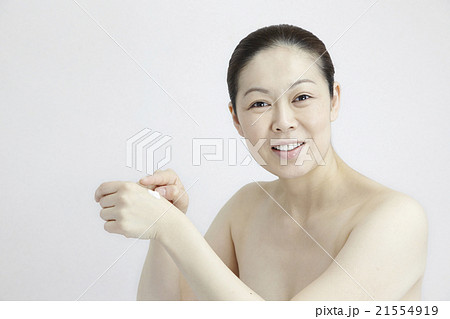 美容と健康、スキンケアお手入れシーン、目線、40代中年女性、自然光白バック 美容と健康、スキンケアお手入れシーン、目線、40代中年女性、自然光白バック 21554919