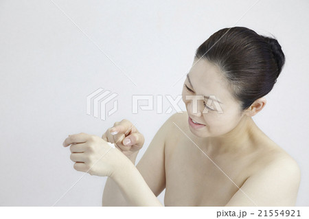 美容と健康、スキンケアお手入れシーン、40代中年女性、自然光白バック 21554921