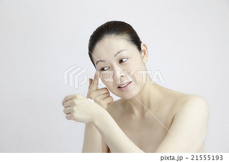 美容と健康、スキンケアお手入れシーン、目元の小じわ、40代中年女性、自然光白バック 美容と健康、スキンケアお手入れシーン、目元の小じわ、40代中年女性、自然光白バック 21555193