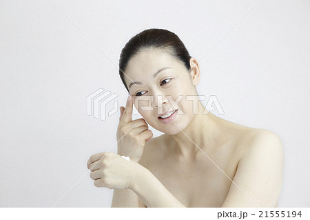 美容と健康、スキンケアお手入れシーン、目元の小じわ、40代中年女性、自然光白バック 美容と健康、スキンケアお手入れシーン、目元の小じわ、40代中年女性、自然光白バック 21555194