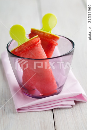 Ice pops in a glass 21555960