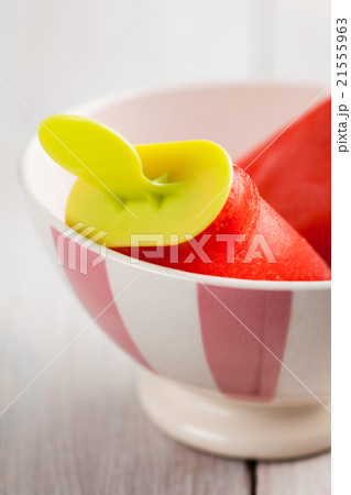 Ice pops in a bowl 21555963