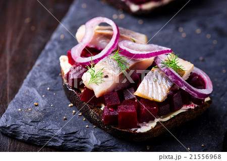 Sandwiches with herring and beetroot on a plate 21556968