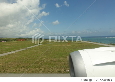 飛行機内からの石垣空港風景とジェットエンジン 21558463