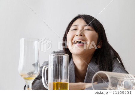 酔っ払う女性 笑う 笑上戸 酔っ払う女性 笑う 笑上戸 21559551