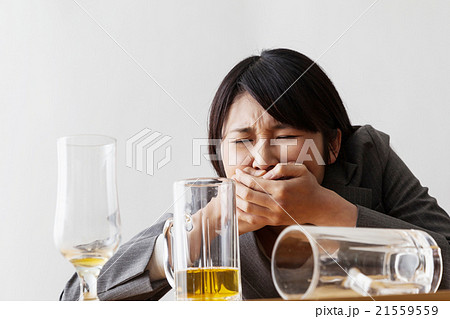 酔っ払う女性 吐く 吐き気の写真素材