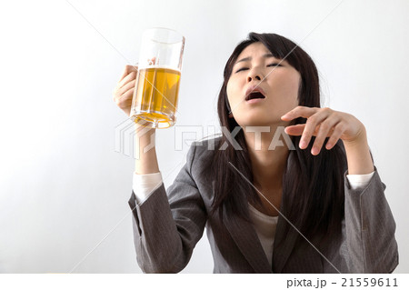 酔っ払う女性　愚痴　不機嫌 21559611