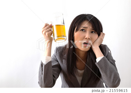 酔っ払う女性　愚痴　不機嫌 21559615