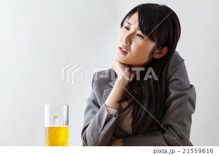 酔っ払う女性　悩む　考える 21559616