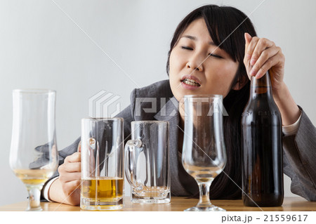 酔っ払う女性　不機嫌　不快 21559617
