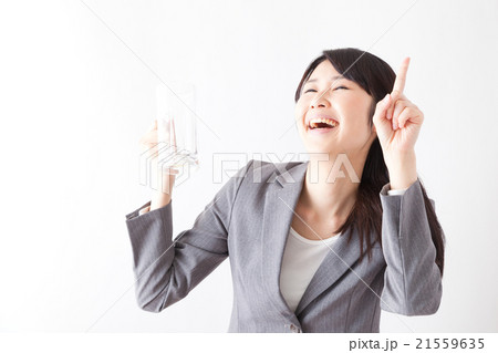 酔っ払う女性　お代わり 21559635