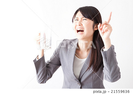 酔っ払う女性 お代わり 酔っ払う女性 お代わり 21559636