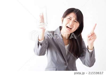 酔っ払う女性 お代わり 酔っ払う女性 お代わり 21559637