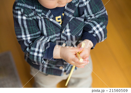 箸を持つ幼児 21560509
