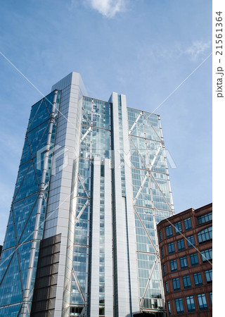 ロンドン市内のガラス張りの近代的な建物の写真素材