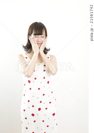 女性　全身　ポートレート　感情表情　手を顎に　嬉しい　恥ずかしい　照れる 21561742