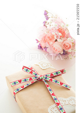 ハートリボンのギフト 21565550