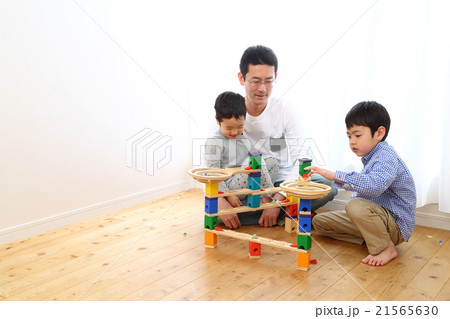 ツミキで遊ぶ子供とお父さん 21565630