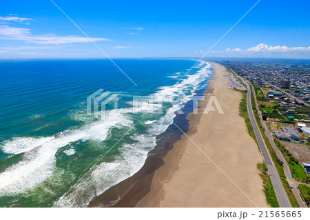 どこまでも伸びるきれいな海岸線を空撮 21565665