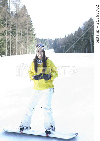 スノボーをする20代女性 21565702